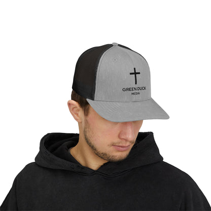 Gorra de camionero con logo de cruz - Colección Fe de Green Duck Media