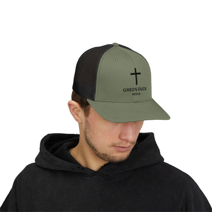 Gorra de camionero con logo de cruz - Colección Fe de Green Duck Media
